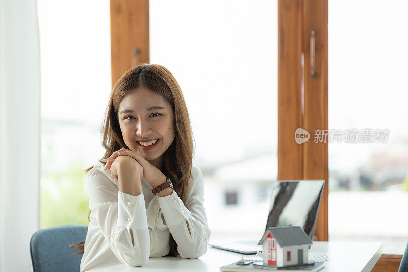 商业，金融和就业，亚洲女性成功企业家的概念。Confident professional female asian real estate broker showing good deal, look at camera and smiling